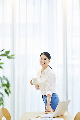 포토 JPG 응시 여자 40대 중년 중년라이프 실내 한명 미소 들기 상반신 옆모습 비즈니스라이프 노트북 한국인 머그컵 비즈니스우먼 책상 재택근무 중년여자한명만 국내포토 1 라이프스타일 시선 뷰포인트 가구 비즈니스 모션 표정 사람 동양인 성인 내부 컵 전자제품 직장인 여자한명만 중년여자만 파일형식