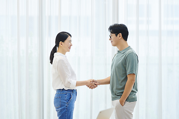 포토 JPG 여자 남자 안경 40대 중년 중년라이프 악수 실내 미소 상반신 두명 옆모습 비즈니스라이프 마주보기 한국인 비즈니스맨 비즈니스우먼 주머니손 재택근무 중년만 안경낌 국내포토 라이프스타일 잡화 뷰포인트 비즈니스 모션 표정 사람 동양인 손짓 성인 내부 직장인 성인만 파일형식