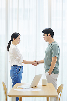 포토 JPG 여자 남자 안경 40대 중년 의자 중년라이프 악수 실내 미소 상반신 두명 옆모습 비즈니스라이프 노트북 마주보기 한국인 머그컵 비즈니스맨 비즈니스우먼 책상 주머니손 재택근무 중년만 안경낌 국내포토 라이프스타일 잡화 뷰포인트 가구 비즈니스 모션 표정 사람 동양인 손짓 성인 내부 컵 전자제품 직장인 성인만 파일형식