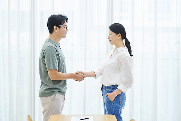 포토 JPG 여자 남자 안경 40대 중년 중년라이프 악수 실내 미소 상반신 두명 옆모습 비즈니스라이프 마주보기 한국인 비즈니스맨 비즈니스우먼 책상 주머니손 재택근무 중년만 안경낌 국내포토 라이프스타일 잡화 뷰포인트 가구 비즈니스 모션 표정 사람 동양인 손짓 성인 내부 직장인 성인만 파일형식