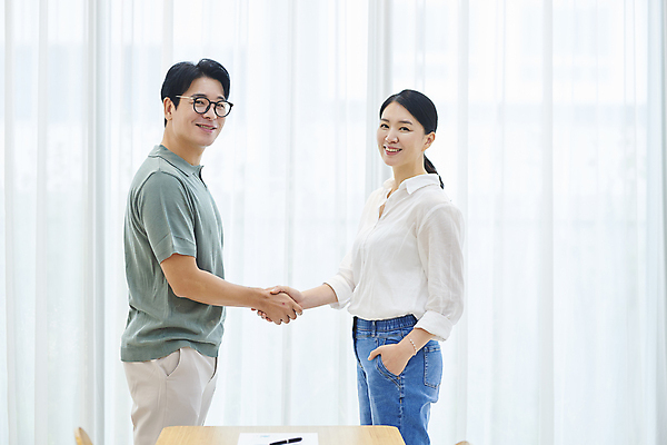 포토 JPG 응시 여자 남자 안경 40대 중년 중년라이프 악수 실내 미소 상반신 두명 옆모습 비즈니스라이프 마주보기 한국인 비즈니스맨 비즈니스우먼 책상 주머니손 재택근무 중년만 안경낌 국내포토 라이프스타일 시선 잡화 뷰포인트 가구 비즈니스 모션 표정 사람 동양인 손짓 성인 내부 직장인 성인만 파일형식
