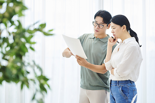 포토 JPG 식물 응시 여자 남자 안경 40대 중년 중년라이프 회의 실내 들기 상반신 두명 옆모습 비즈니스라이프 한국인 비즈니스맨 비즈니스우먼 소프트포커스 고민 문서 재택근무 중년만 안경낌 국내포토 라이프스타일 시선 잡화 감정 뷰포인트 비즈니스 모션 촬영기법 사람 동양인 성인 내부 직장인 성인만 파일형식