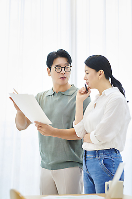 포토 JPG 응시 여자 남자 안경 40대 중년 중년라이프 회의 실내 들기 두명 옆모습 비즈니스라이프 펜 한국인 비즈니스맨 비즈니스우먼 고민 문서 재택근무 중년만 안경낌 국내포토 라이프스타일 시선 잡화 감정 뷰포인트 비즈니스 모션 사람 동양인 성인 내부 필기구 직장인 성인만 파일형식