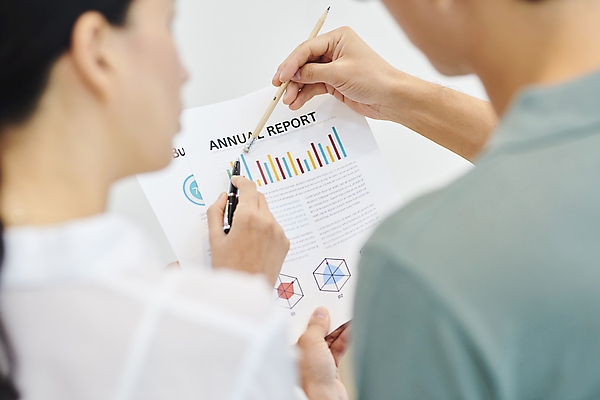 포토 JPG 여자 남자 40대 중년 중년라이프 회의 그래프 실내 들기 상반신 두명 뒷모습 비즈니스라이프 연필 펜 한국인 가리킴 비즈니스맨 비즈니스우먼 소프트포커스 문서 재택근무 중년만 국내포토 라이프스타일 뷰포인트 비즈니스 모션 학용품 촬영기법 사람 동양인 손짓 성인 내부 필기구 직장인 성인만 파일형식