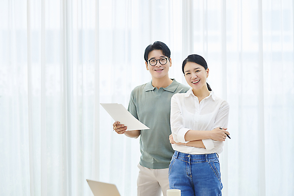 포토 JPG 응시 여자 남자 안경 40대 중년 중년라이프 실내 미소 들기 상반신 두명 앞모습 비즈니스라이프 팔짱 한국인 비즈니스맨 비즈니스우먼 문서 재택근무 중년만 안경낌 국내포토 라이프스타일 시선 잡화 뷰포인트 비즈니스 모션 표정 사람 동양인 성인 내부 직장인 성인만 파일형식