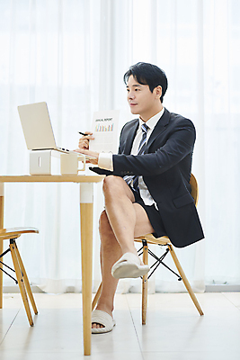 포토 JPG 전신 응시 남자 종이 40대 중년 의자 반바지 중년라이프 그래프 실내 한명 미소 들기 앉기 정장 옆모습 비즈니스라이프 노트북 펜 잠옷 한국인 다리꼬기 비즈니스맨 책상 문서 보여주기 재택근무 화상통화 중년남자한명만 국내포토 1 라이프스타일 시선 옷 뷰포인트 가구 비즈니스 바지 모션 표정 사람 동양인 성인 내부 전자제품 필기구 직장인 통화 남자한명만 중년남자만 파일형식