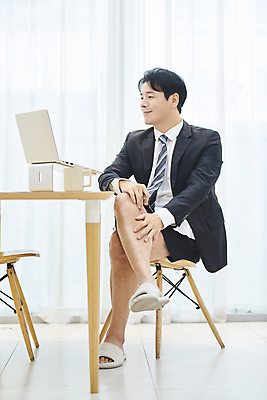 포토 JPG 전신 응시 남자 40대 중년 의자 반바지 중년라이프 실내 한명 미소 앉기 정장 옆모습 비즈니스라이프 노트북 잠옷 한국인 다리꼬기 비즈니스맨 책상 재택근무 화상통화 중년남자한명만 국내포토 1 라이프스타일 시선 옷 뷰포인트 가구 비즈니스 바지 모션 표정 사람 동양인 성인 내부 전자제품 직장인 통화 남자한명만 중년남자만 파일형식