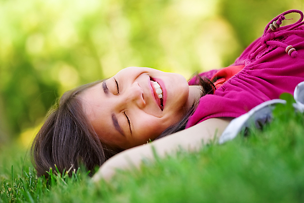 포토 JPG 해외이미지 1 웰빙 행복 어린이 태국 건강 한명 미소 동양인 잔디 야외 여름 눕기 맑음 가을 날씬함 각도 혼자 혼혈 해외포토 식물 계절 감정 아시아 모션 날씨 표정 사람 인종 몸매 다문화 파일형식 이미지허브