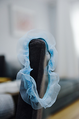 포토 JPG 해외이미지 손 드레스 옷 여자 꽃 리본 꽃다발 결혼 백그라운드 신발 결혼식 사랑 사람 이벤트 사람없음 뷰티 유행 방 흰색 축하 화려 고급 우아함 닫기 보석 준비 약혼 들러리 베일 가터벨트 스타일 놓기 해외포토 레이스천 식물 감정 컬러 컨셉 모션 신체부위 벨트 직물 광석 약속 하객 파일형식 이미지허브