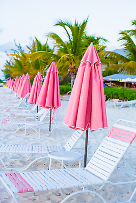 포토 JPG 해외이미지 주간 탁자 해변 사람없음 야외 여름 모래사장 야자수 여름풍경 파라솔 선베드 접기 해외포토 자연요소 나무 계절 바다 가구 의자 모션 풍경 파일형식 여름_계절 이미지허브