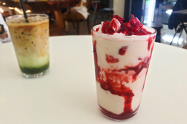 포토 JPG 해외이미지 음료 유리 딸기 디저트 사람없음 컵 초록색 빛 갈색 상점 식당 냉동 얼음 주스 카페 우유 신선 차 달콤 맛 시원함 플라스틱 설탕 크림 상쾌 코코아 밀짚 쉐이크 소다 스무디 스타일 캐러멜 맛있는 해외포토 자연요소 식기 감정 음식 컬러 컨셉 과일 재질 유제품 짚 파일형식 이미지허브