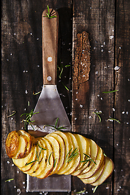 포토 JPG 해외이미지 접시 음식 조각 채소 감자 건강 요리 사람없음 요리사 식사 저녁식사 빵집 뜨거움 맛 굽기 먹기 허브 유기농 슬라이스 심플 로즈메리 점심식사 채식주의자 비건 해외포토 식물 직업 식기 웰빙 컨셉 모션 상점 구이 채식 파일형식 이미지허브