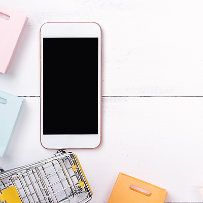 포토 JPG 해외이미지 실내 사람없음 스마트폰 쇼핑 쇼핑백 쇼핑카 미니어처 오브젝트 흰배경 온라인쇼핑 모바일쇼핑 해외포토 백그라운드 가방 내부 핸드폰 스마트기기 모형 카트 흰색 온라인 파일형식 이미지허브