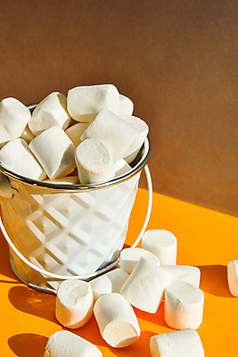 포토 JPG 해외이미지 디저트 사람없음 양동이 가득함 마시멜로우 노란배경 카피스페이스 해외포토 음식 백그라운드 노란색 공백 파일형식 이미지허브