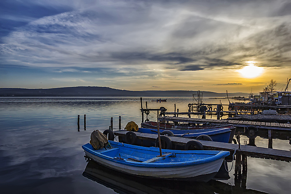 포토 JPG 해외이미지 호수 파도 바다 백그라운드 자연 하늘 낚시 사람없음 야외 목재 빨간색 물 파란색 컬러풀 햇빛 태양 뷰티 반사 일출 항구 검은색 고요 황혼 일몰 놀람 새벽 활발 투명 화려 보트 저녁 포트 수평선 해외포토 자연요소 나무 감정 컬러 컨셉 배_교통 재료 교통시설 레저 표정 노을 야간 생태계 파일형식 이미지허브