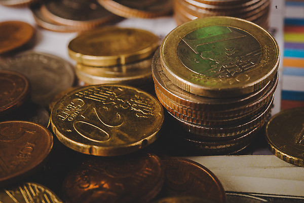 포토 JPG 해외이미지 유럽 백그라운드 컨셉 돈 비즈니스 성공 사람없음 금융 쌓기 금속 동전 유로 흰색 변화 시장 재산 황금 주식 투자 상업 월급 많음 해외포토 나라 컬러 모션 재질 경제 파일형식 이미지허브