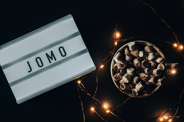 포토 JPG 해외이미지 검은배경 실내 따뜻함 사람없음 빛 하이앵글 어둠 머그컵 달콤 감성 코코아 마시멜로우 알전구 조명장식 해외포토 음료 뷰포인트 백그라운드 컨셉 전구 디저트 조명 내부 장식 컵 검은색 맛 파일형식 이미지허브