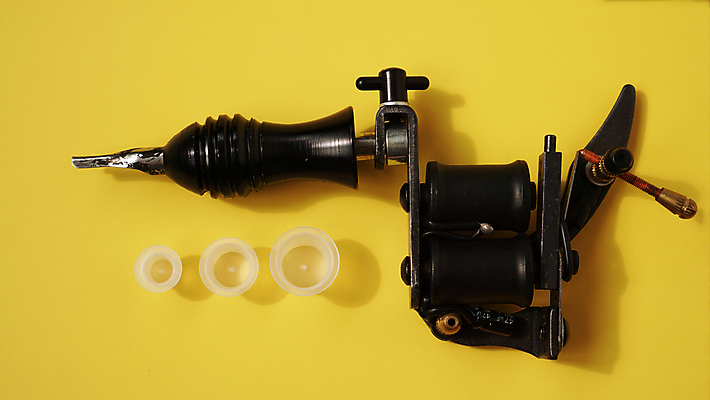 포토 JPG 해외이미지 직업 손 문화 장갑 백그라운드 신체 잉크 미술 사람 사람없음 장식 약 금속 검은색 기계 페인트 고통 장비 공구 바늘 플라스틱 천 문신 피부 오브젝트 서비스 그림 질감 예술가 DIY 고딕 철강 캡모자 살균 해외포토 모자_잡화 잡화 감정 컬러 의학 재질 문화예술 취미 신체부위 도구 직물 파일형식 이미지허브