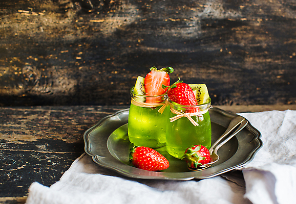 포토 JPG 해외이미지 딸기 유리병 실내 키위 사람없음 숟가락 과일젤리 과일푸딩 나무배경 해외포토 백그라운드 과일 병_용기 수저 내부 젤리 푸딩 파일형식 이미지허브