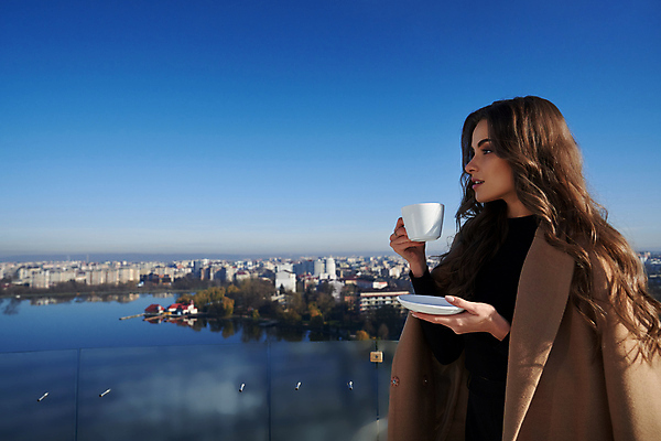 포토 JPG 해외이미지 라이프스타일 응시 커피 음료 생각 창문 자연 갈색머리 파노라마 한명 서기 미소 풍경 컵 도시풍경 기쁨 마시기 도시 차 해외포토 1 헤어스타일 식기 시선 감정 모션 촬영기법 표정 사람 생활 생태계 파일형식 이미지허브