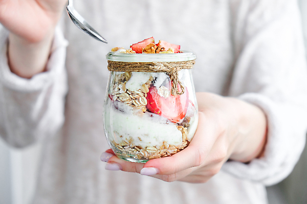 포토 JPG 해외이미지 손 여자 딸기 실내 한명 들기 상반신 성인 앞모습 아웃포커스 요거트 성인여자한명만 그릭요거트 해외포토 1 뷰포인트 과일 모션 유제품 촬영기법 사람 내부 신체부위 여자한명만 성인여자만 파일형식 이미지허브