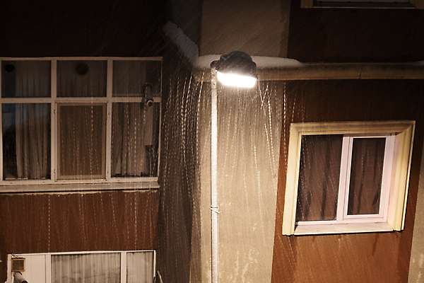 포토 JPG 해외이미지 여행 백그라운드 이동 컨셉 겨울 가로등 자연 하늘 바람 날씨 거리 사람없음 야외 물 파란색 빛 도시풍경 반사 검은색 어둠 젖음 가을 물방울 램프 도시 야간 저녁 빗방울 문학 폭풍 스포트라이트 타운 해외포토 자연요소 계절 공공시설 컬러 조명 풍경 비_날씨 생태계 파일형식 이미지허브