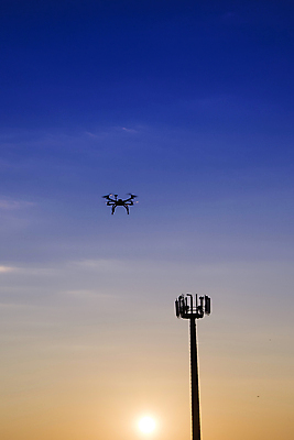 포토 JPG 해외이미지 산업 통신 세포 안테나 사람없음 카메라 환경 탑 일몰 네트워크 기술자 무선전화기 전화기 멀리 유지 드론 제어 셀룰러 해외포토 직업 건축물 전자제품 노을 파일형식 이미지허브