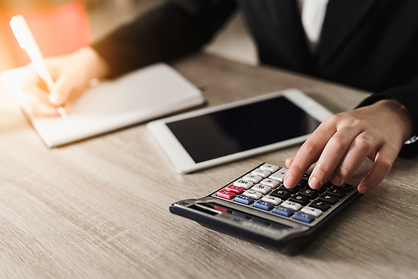 포토 JPG 해외이미지 백인 직업 손 여자 종이 회사 비즈니스 탁자 노동자 직장 사람 사람없음 파란색 사무실 펜 계산기 흰색 업무 비즈니스맨 중앙 경영자 서식 문서 상업 책임자 회계사 해외포토 서양인 남자 컬러 가구 문구용품 신체부위 필기구 장비 작업 직장인 리더 파일형식 이미지허브