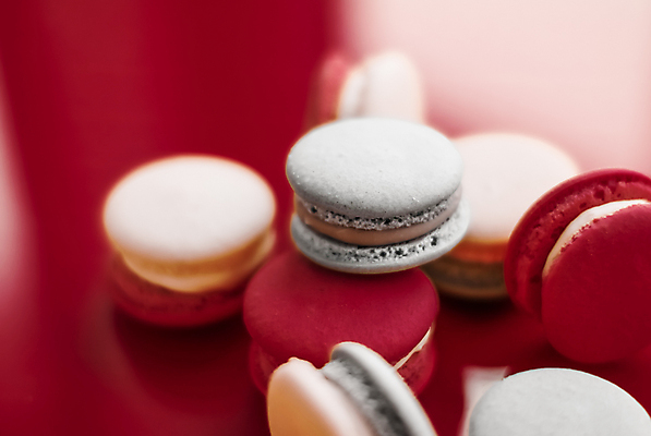 포토 JPG 해외이미지 디저트 실내 사람없음 아웃포커스 달콤 마카롱 빨간배경 해외포토 음식 백그라운드 촬영기법 내부 빨간색 맛 파일형식 이미지허브