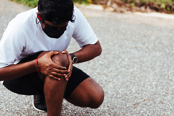 포토 JPG 해외이미지 주간 전신 남자 도로 마스크 한명 동양인 성인 야외 옆모습 조깅 고통 인도인 웅크림 무릎통증 성인남자한명만 해외포토 자연요소 외국인 1 감정 길 뷰포인트 교통시설 모션 사람 인종 운동 남자한명만 성인남자만 파일형식 이미지허브