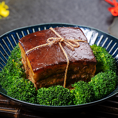 포토 JPG 해외이미지 접시 검은배경 실내 돼지고기 근접촬영 사람없음 아웃포커스 중식 끈 브로콜리 동파육 해외포토 식기 음식 뷰포인트 백그라운드 채소 촬영기법 육류 내부 검은색 파일형식 이미지허브