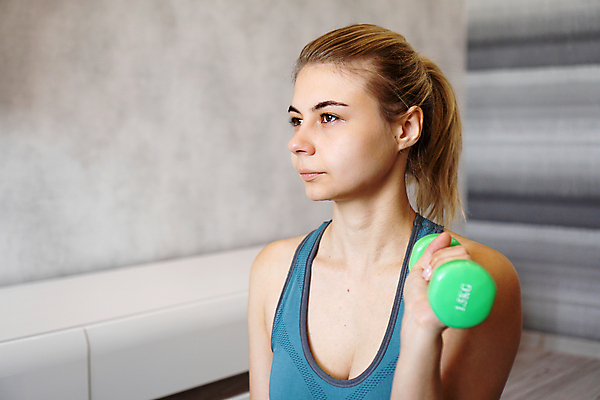 포토 JPG 해외이미지 백인 라이프스타일 응시 여자 스포츠 신체 창문 청소년 근육 건강 한명 미소 파란색 운동복 운동 뷰티 힘 아령 흰색 잡기 몸무게 연습 체육관 근육질 리프팅 혼혈 해외포토 서양인 1 시선 옷 컬러 모션 표정 사람 생활 몸매 다문화 파일형식 이미지허브