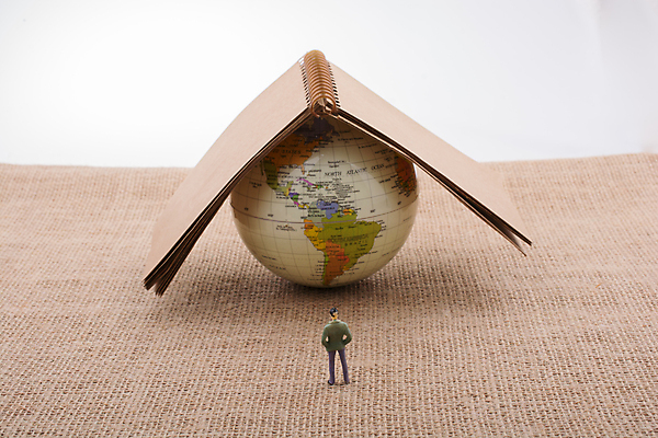 포토 JPG 해외이미지 실내 사람없음 지구본 인물미니어처 스프링노트 갈색배경 해외포토 백그라운드 내부 갈색 공책 미니어처 파일형식 이미지허브