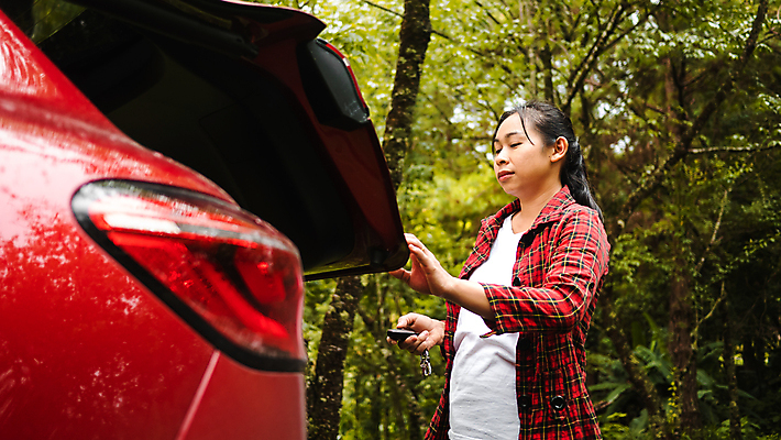 포토 JPG 해외이미지 라이프스타일 디자인 여자 행복 여행 교통시설 모션 자동차 자연 한명 야외 빨간색 여행객 장비 긴급 오픈 운전사 고급 닫기 묘사 서비스 사인 잠금 보안 시스템 멀리 넣기 로딩 자동 제어 안락 해외포토 직업 1 감정 육상교통 컬러 교통 컨셉 안전 사람 생활 시설 생태계 파일형식 이미지허브