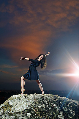 포토 JPG 해외이미지 백인 1 여자 스포츠 포즈 이동 신체 요가 모션 하늘 기술 건강 한명 달리기 운동 햇빛 뷰티 유행 맑음 스트레칭 일몰 공연 연주자 댄서 춤 우아함 유연 발레 발레리나 체조 암초 에어로빅 곡예사 스타일 해외포토 서양인 직업 웰빙 컨셉 날씨 문화예술 사람 이벤트 태양 노을 음악가 파일형식 이미지허브