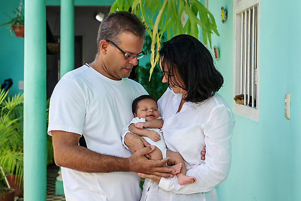 포토 JPG 해외이미지 라이프스타일 커플 여자 할아버지 남자 행복 아들 할머니 어린이 결혼 가족 관계 결혼식 엄마 새로움 함께함 실내 건강 사랑 미소 사람 세명 부모 육아 아기 신생아 잡기 아빠 보호 돌봄 해외포토 노년 감정 컨셉 모션 표정 이벤트 내부 생활 파일형식 이미지허브