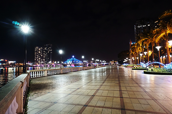 포토 JPG 해외이미지 야경 가로등 빌딩 사람없음 야외 건물 울타리 강 도시풍경 야자수 도시 베트남 해외포토 나무 건축물 공공시설 풍경 담장 동남아시아 야간 파일형식 풍경_경치 이미지허브