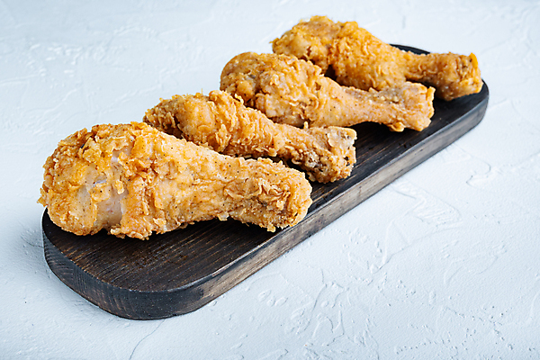 포토 JPG 해외이미지 실내 사람없음 치킨 여러개 흰배경 닭다리 나무도마 닭다리튀김 해외포토 다수 백그라운드 도마 내부 목재 튀김 흰색 닭고기요리 파일형식 이미지허브