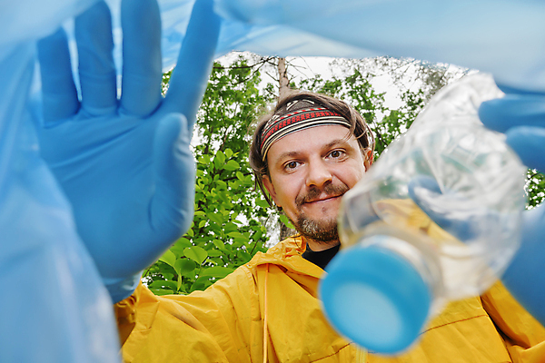 포토 JPG 해외이미지 공원 남자 얼굴 자연 한명 환경 봉사 보호 쓰레기 숲 연결 청소 에코 친환경 초대 돌봄 해외포토 1 공공시설 컨셉 모션 사람 신체부위 도움 생태계 파일형식 이미지허브
