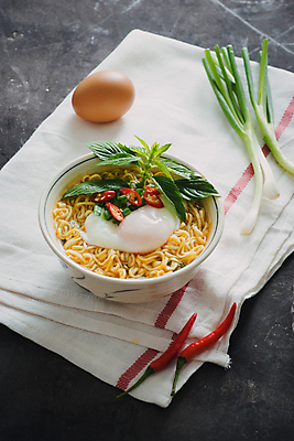 포토 JPG 해외이미지 검은배경 패스트푸드 실내 사람없음 계란 식탁보 라면 인스턴트 홍고추 대파 해외포토 음식 백그라운드 고추 내부 알 검은색 면류 파 파일형식 이미지허브