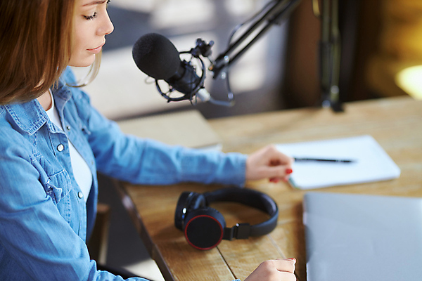 포토 JPG 해외이미지 직업 행복 얼굴 인터넷 통신 성공 한명 미소 앉기 노트북 뷰티 카메라 헤드폰 공책 카페 장비 작업 자신감 연결 마이크 면접 방송 온라인 소통 블로거 네트워킹 해외포토 1 감정 음향기기 컨셉 비즈니스 모션 문구용품 표정 사람 신체부위 전자제품 상점 네트워크 파일형식 이미지허브