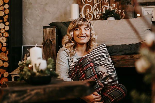 포토 JPG 해외이미지 모양 모델 디자인 행복 백그라운드 크리스마스 겨울 인터넷 창문 탁자 휴식 전등 주택 실내 따뜻함 선물 한명 미소 내부 목재 장식 컵 청춘 놀람 방 머그컵 가을 흰색 플랫 차 치아 담요 12월 피부 코코아 리빙 스칸디나비아 스타일 해외포토 나무 1 식기 계절 기념일 감정 음료 컬러 가구 컨셉 재료 조명 표정 사람 건물 신체부위 소화기관 날짜 파일형식 이미지허브