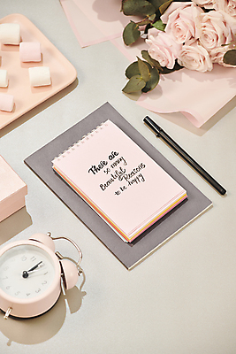 포토 JPG 해외이미지 손글씨 쟁반 실내 사람없음 장미 펜 흰배경 탁상시계 스프링노트 마시멜로우 세계여성의날 어머니의날 해외포토 기념일 꽃 시계 백그라운드 디저트 내부 필기구 공책 흰색 미국문화 파일형식 이미지허브