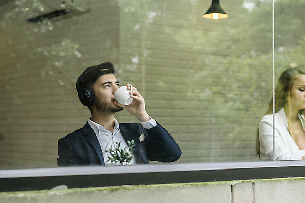 포토 JPG 해외이미지 응시 남자 종이 커피 음료 백그라운드 비즈니스 자연 한명 앉기 컵 사무실 반사 마시기 잡기 비즈니스맨 단절 배려 해외포토 1 식기 시선 모션 사람 직장인 생태계 파일형식 이미지허브