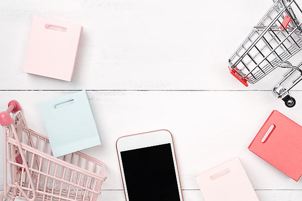 포토 JPG 해외이미지 실내 사람없음 스마트폰 쇼핑 쇼핑백 쇼핑카 미니어처 오브젝트 흰배경 온라인쇼핑 모바일쇼핑 해외포토 백그라운드 가방 내부 핸드폰 스마트기기 모형 카트 흰색 온라인 파일형식 이미지허브