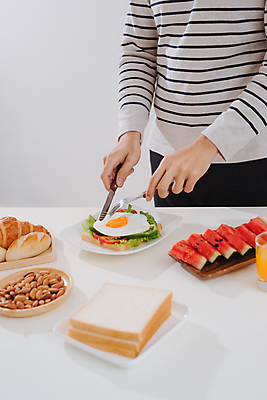 포토 JPG 해외이미지 손 남자 수박 실내 한명 들기 상반신 성인 앞모습 식사 자르기 식빵 성인남자한명만 오픈샌드위치 해외포토 1 빵 뷰포인트 과일 모션 샌드위치 사람 내부 신체부위 남자한명만 성인남자만 파일형식 이미지허브