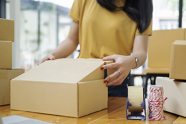 포토 JPG 해외이미지 여자 한명 상반신 성인 쌓기 잡기 실 택배 테이프 온라인쇼핑 택배상자 박스포장 온라인쇼핑몰 성인여자한명만 해외포토 1 포장 모션 문구용품 사람 쇼핑 상자 운송업 쇼핑몰 온라인 여자한명만 성인여자만 파일형식 이미지허브