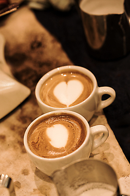 포토 JPG 해외이미지 커피 음료 유리 탁자 아침 디저트 미술 사람없음 목재 컵 갈색 식당 초콜릿 검은색 이탈리아 거품 카페 우유 머그컵 소용돌이 흰색 신선 바 뜨거움 액체 아침식사 설탕 컵받침 크림 묘사 상쾌 아로마 부드러움 카푸치노 에스프레소 단절 라떼 양조 카페인 해외포토 주간 나무 식기 감정 유럽 음식 컬러 가구 재료 재질 문화예술 유제품 상점 식사 회오리 감각 받침대 파일형식 이미지허브