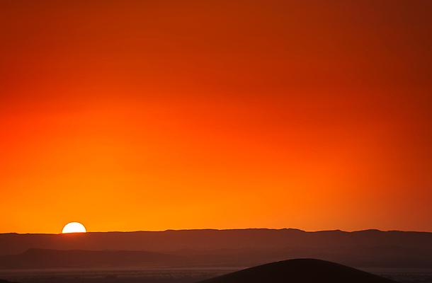 포토 JPG 해외이미지 모래 파도 여행 백그라운드 컨셉 오렌지 아프리카 자연 하늘 바람 휴식 산 건조 따뜻함 파노라마 풍경 사람없음 야외 태양 노란색 일출 희망 황혼 일몰 새벽 활발 사막 광선 뜨거움 거친 황금 저녁 모래언덕 심볼 언덕 명상 가뭄 안심 모로코 사하라 카피스페이스 해외포토 자연요소 감정 나라 바다 컬러 과일 날씨 촬영기법 육류 노을 공백 야간 생태계 파일형식 이미지허브