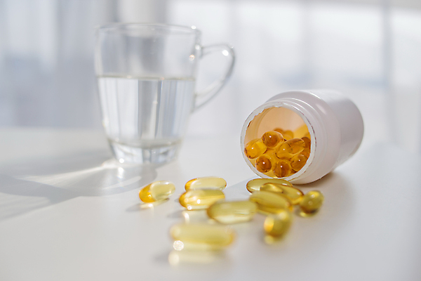 포토 JPG 해외이미지 라이프스타일 남자 음식 스포츠 신체 다이어트 유리 탁자 실내 건강 관리 어류 사람 사람없음 목재 물 알약 약 잡기 간 보충 돌봄 복용 오메가 운동가 진통제 항생제 해외포토 자연요소 나무 가구 재료 의학 모션 재질 내부 생활 수중동물 장기_의학 파일형식 이미지허브